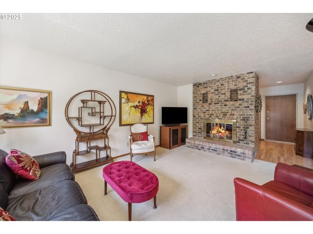 562 Sw EASTMAN Pkwy, Gresham, OR 97080