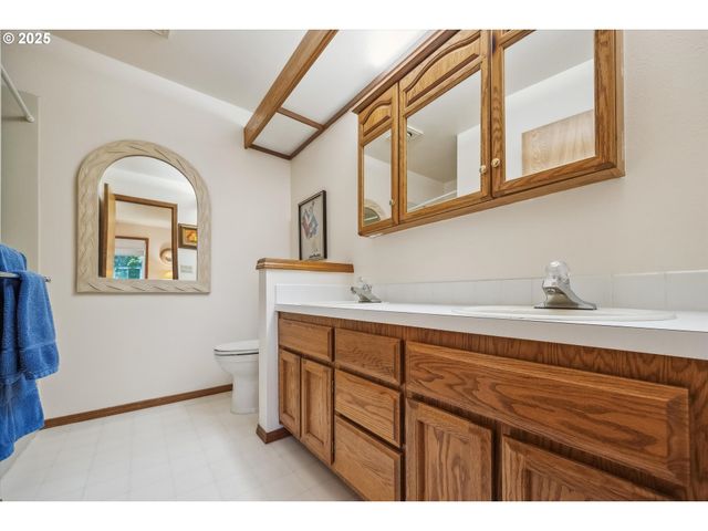 562 Sw EASTMAN Pkwy, Gresham, OR 97080