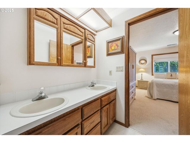 562 Sw EASTMAN Pkwy, Gresham, OR 97080
