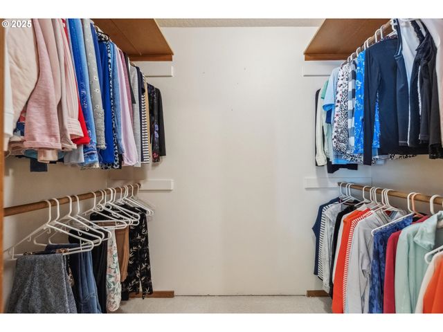 562 Sw EASTMAN Pkwy, Gresham, OR 97080