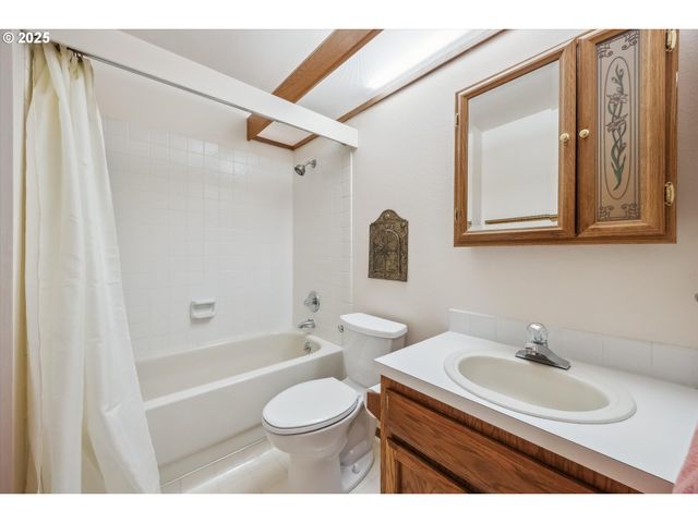 562 Sw EASTMAN Pkwy, Gresham, OR 97080