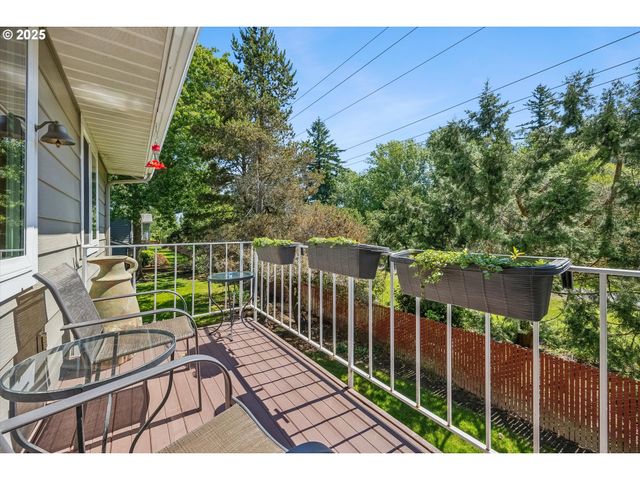 562 Sw EASTMAN Pkwy, Gresham, OR 97080