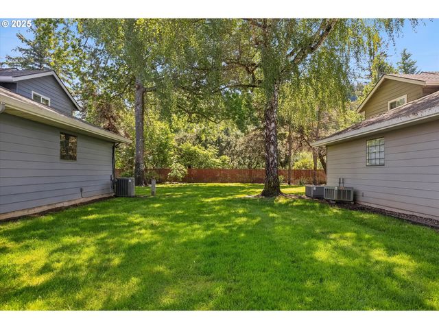 562 Sw EASTMAN Pkwy, Gresham, OR 97080