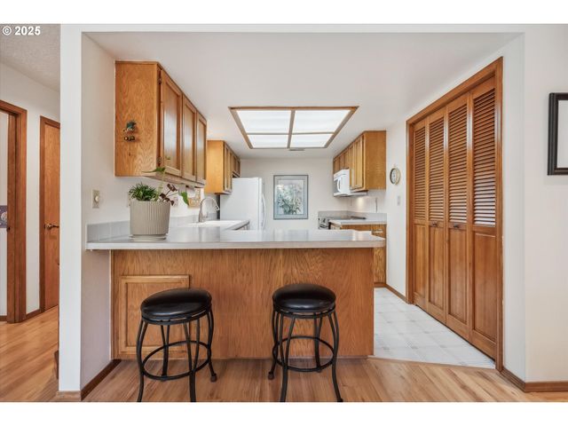 562 Sw EASTMAN Pkwy, Gresham, OR 97080