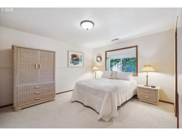 562 Sw EASTMAN Pkwy, Gresham, OR 97080