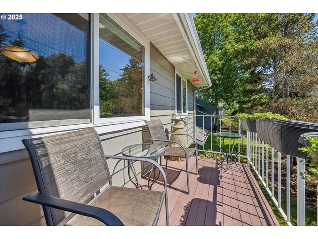 562 Sw EASTMAN Pkwy, Gresham, OR 97080