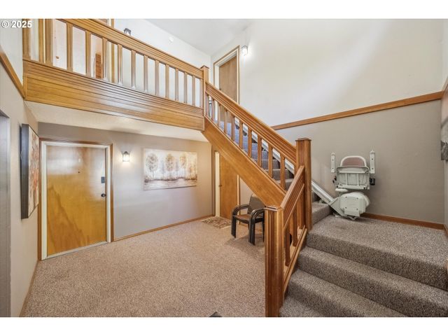 562 Sw EASTMAN Pkwy, Gresham, OR 97080