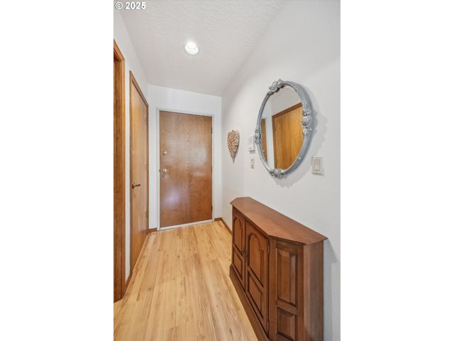 562 Sw EASTMAN Pkwy, Gresham, OR 97080