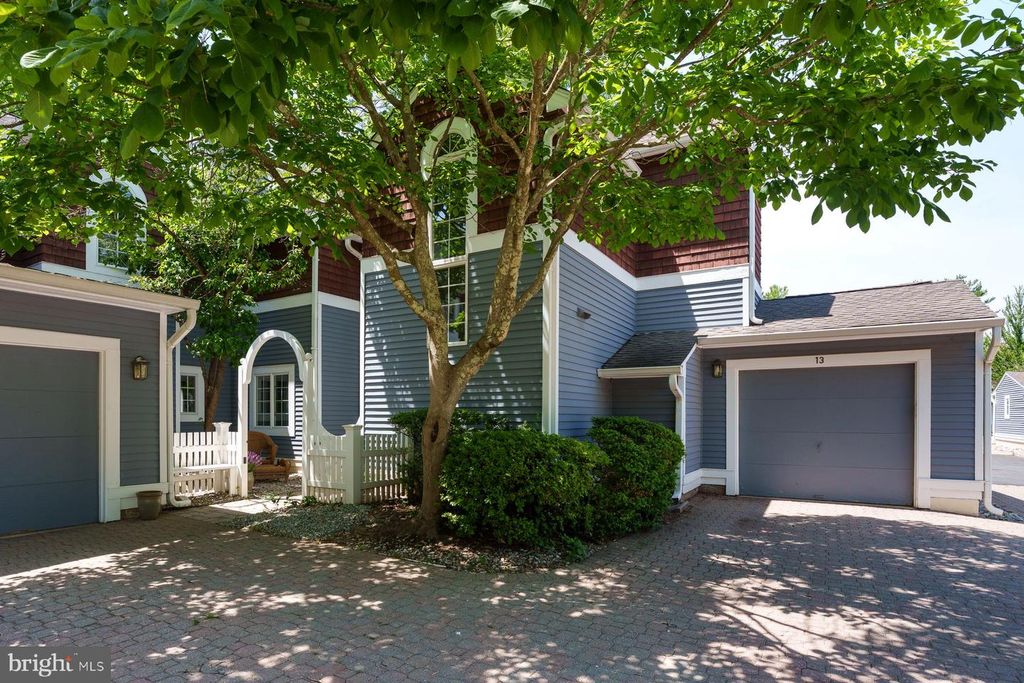 13 RAILROAD PL, Pennington, NJ 08534