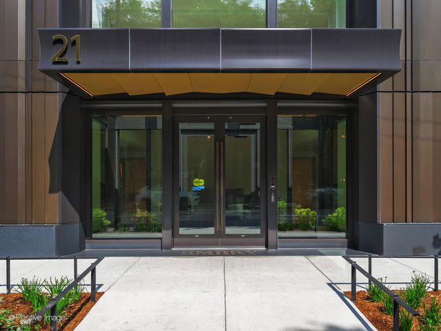 21 N May Street 305, Chicago, IL 60607