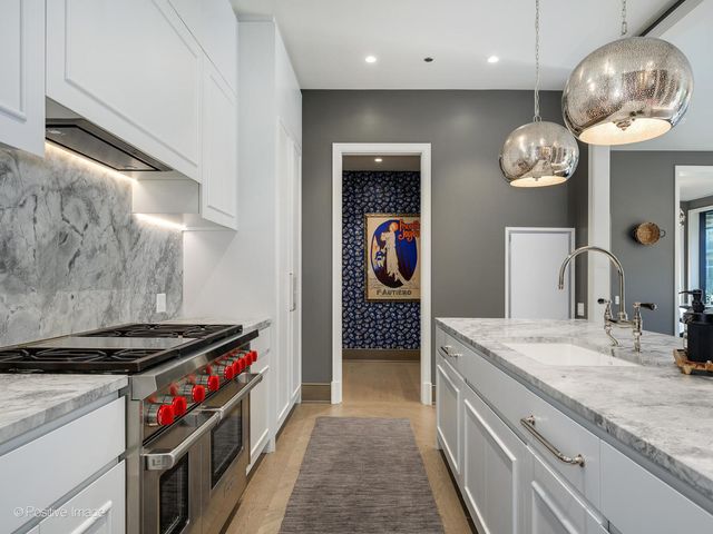 21 N May Street 305, Chicago, IL 60607