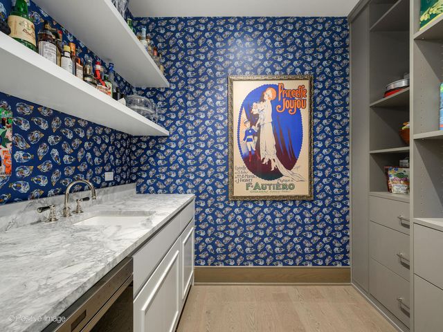 21 N May Street 305, Chicago, IL 60607