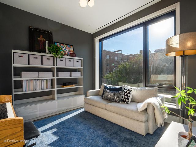 21 N May Street 305, Chicago, IL 60607