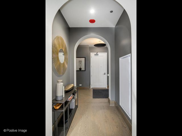 21 N May Street 305, Chicago, IL 60607