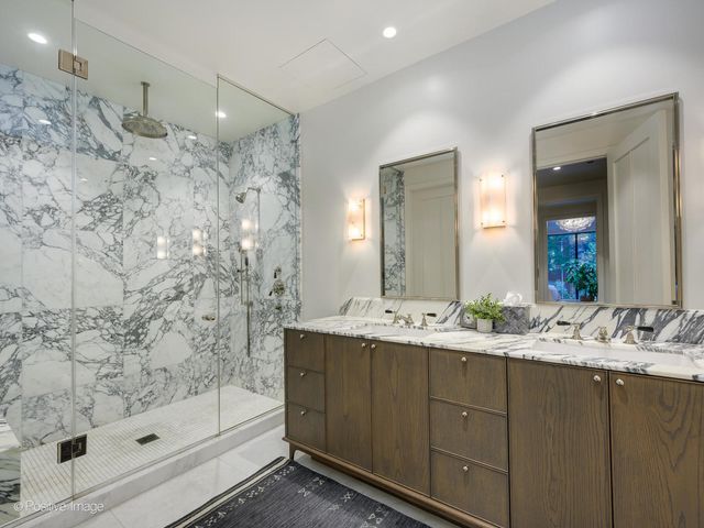 21 N May Street 305, Chicago, IL 60607