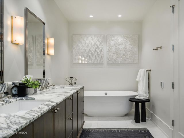 21 N May Street 305, Chicago, IL 60607