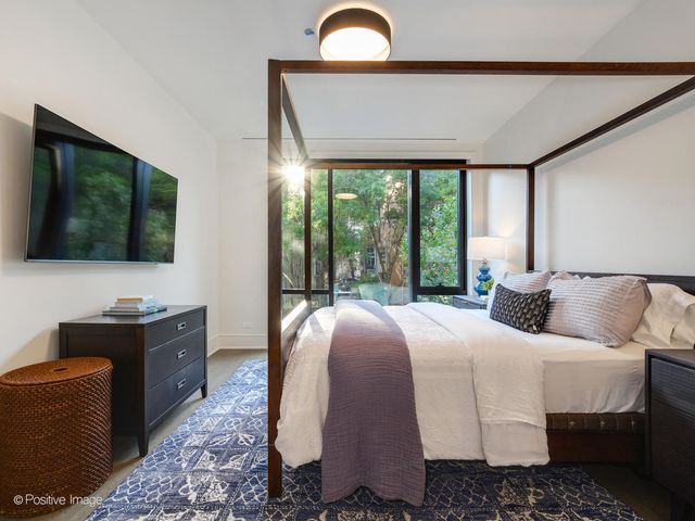 21 N May Street 305, Chicago, IL 60607