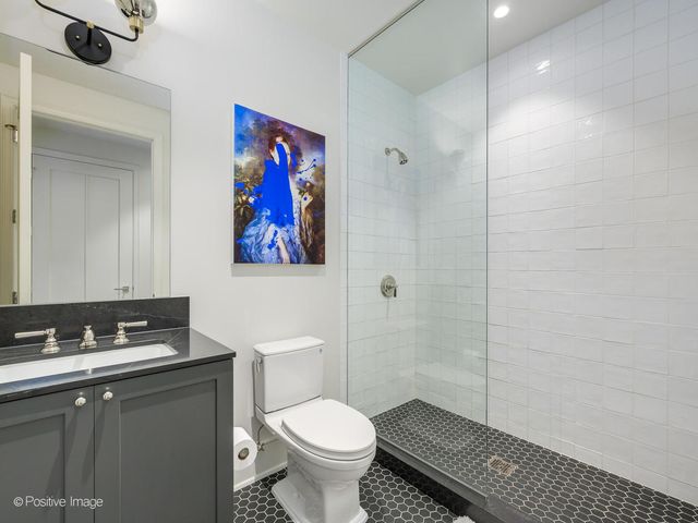 21 N May Street 305, Chicago, IL 60607