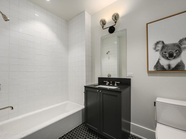 21 N May Street 305, Chicago, IL 60607