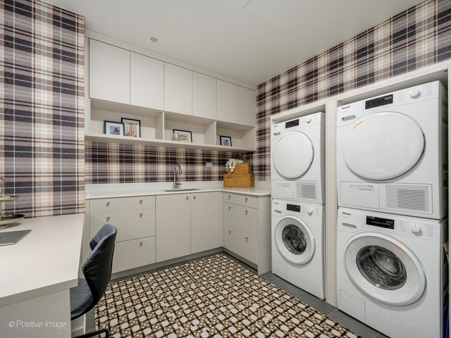 21 N May Street 305, Chicago, IL 60607