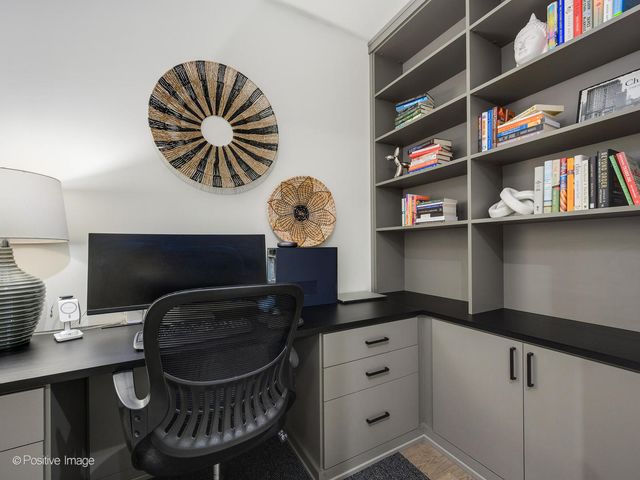 21 N May Street 305, Chicago, IL 60607