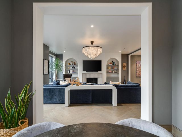 21 N May Street 305, Chicago, IL 60607