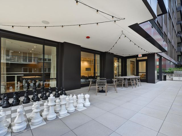 21 N May Street 305, Chicago, IL 60607