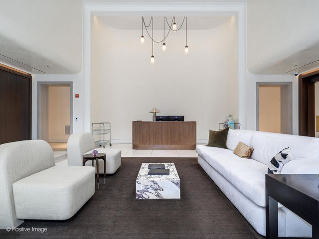 21 N May Street 305, Chicago, IL 60607