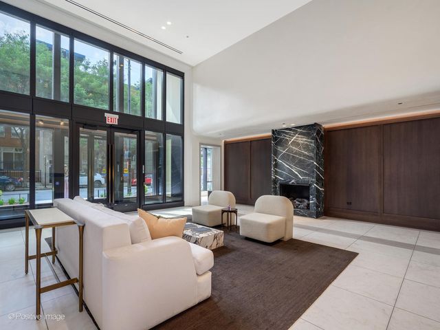 21 N May Street 305, Chicago, IL 60607