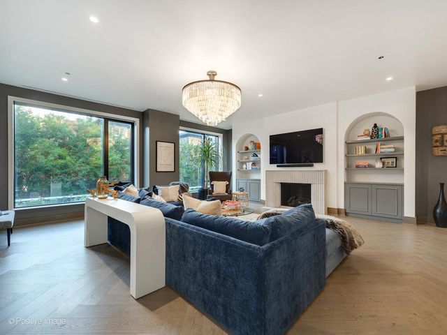 21 N May Street 305, Chicago, IL 60607