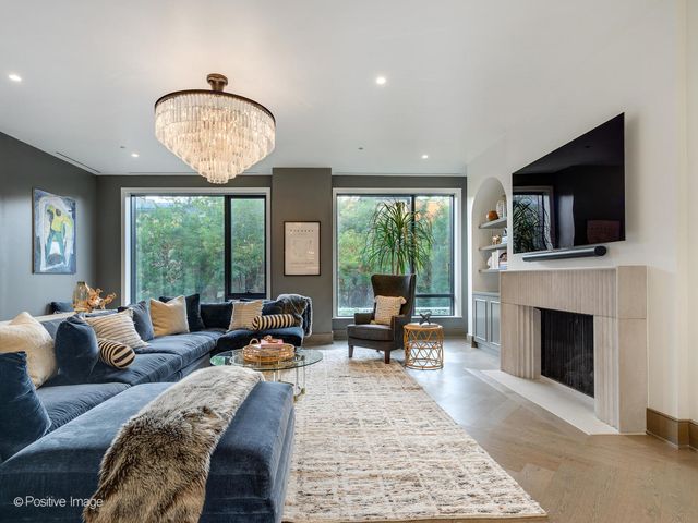 21 N May Street 305, Chicago, IL 60607