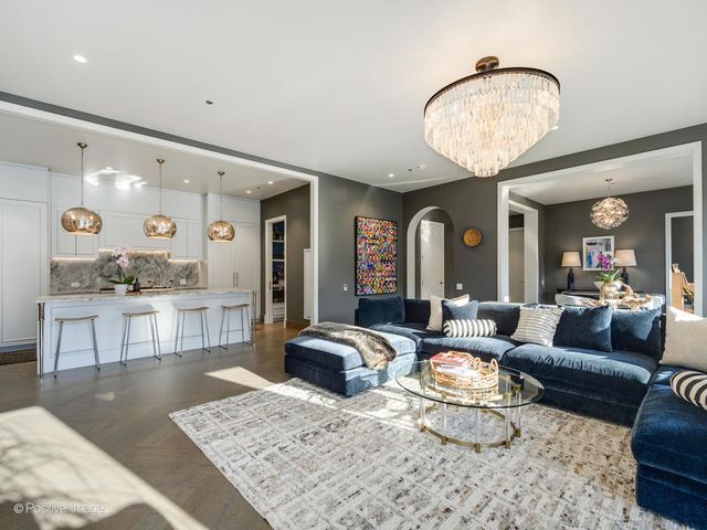 21 N May Street 305, Chicago, IL 60607