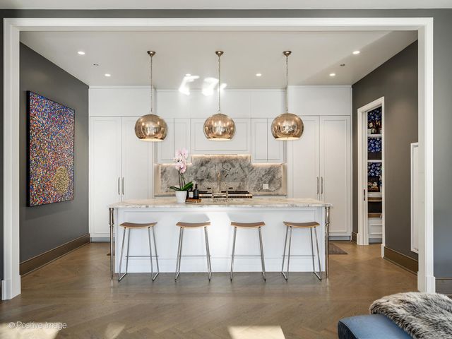 21 N May Street 305, Chicago, IL 60607