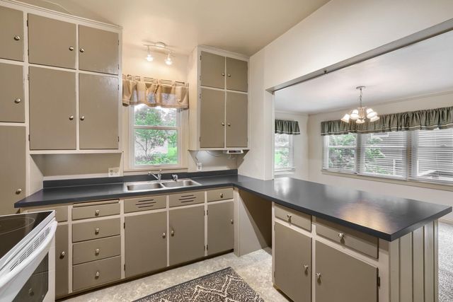 6051 Upper 46th Street N, Oakdale, MN 55128