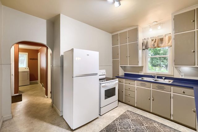 6051 Upper 46th Street N, Oakdale, MN 55128