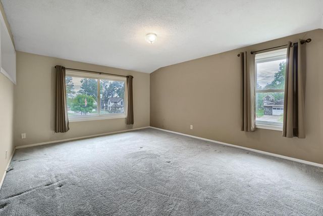 6051 Upper 46th Street N, Oakdale, MN 55128