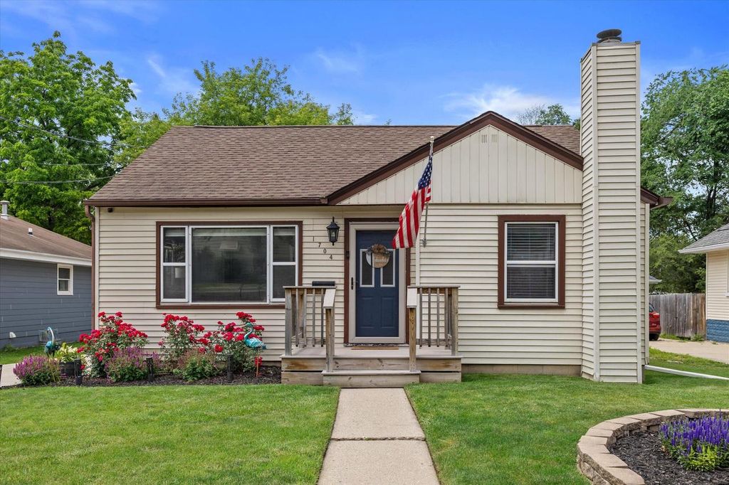 1704 Murray AVENUE, Waukesha, WI 53186