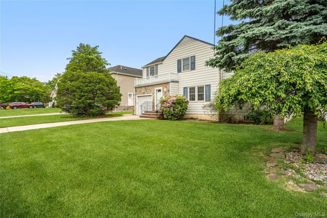 156 Greenway W, Manhasset Hills, NY 11040