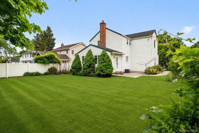 156 Greenway W, Manhasset Hills, NY 11040