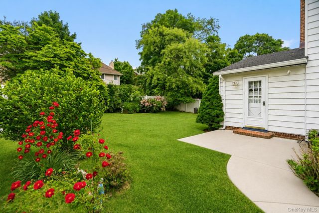 156 Greenway W, Manhasset Hills, NY 11040