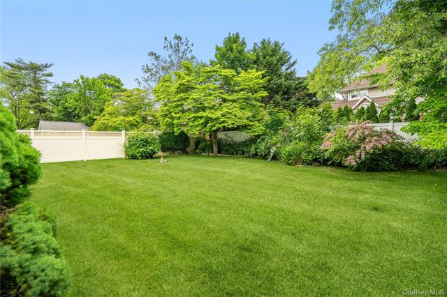 156 Greenway W, Manhasset Hills, NY 11040