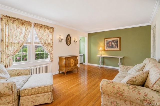 156 Greenway W, Manhasset Hills, NY 11040