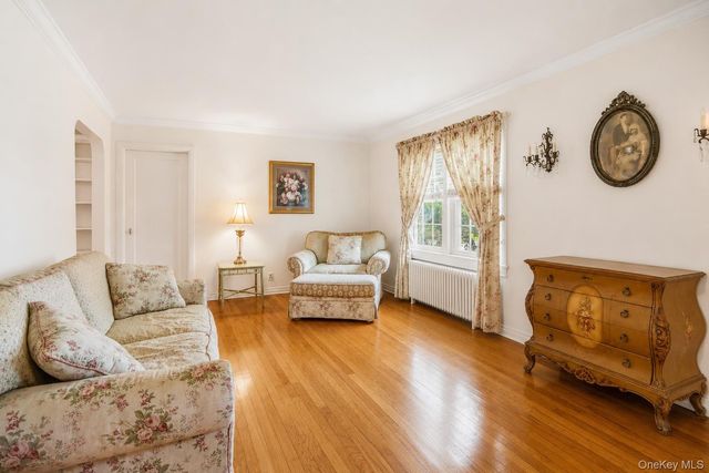 156 Greenway W, Manhasset Hills, NY 11040