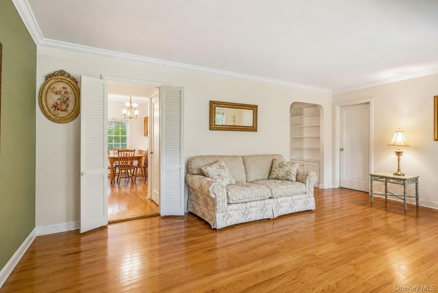 156 Greenway W, Manhasset Hills, NY 11040
