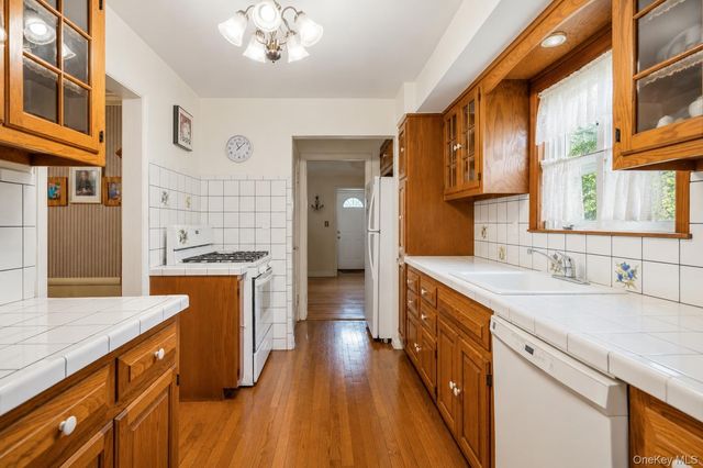 156 Greenway W, Manhasset Hills, NY 11040