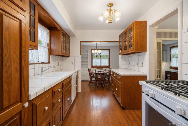 156 Greenway W, Manhasset Hills, NY 11040