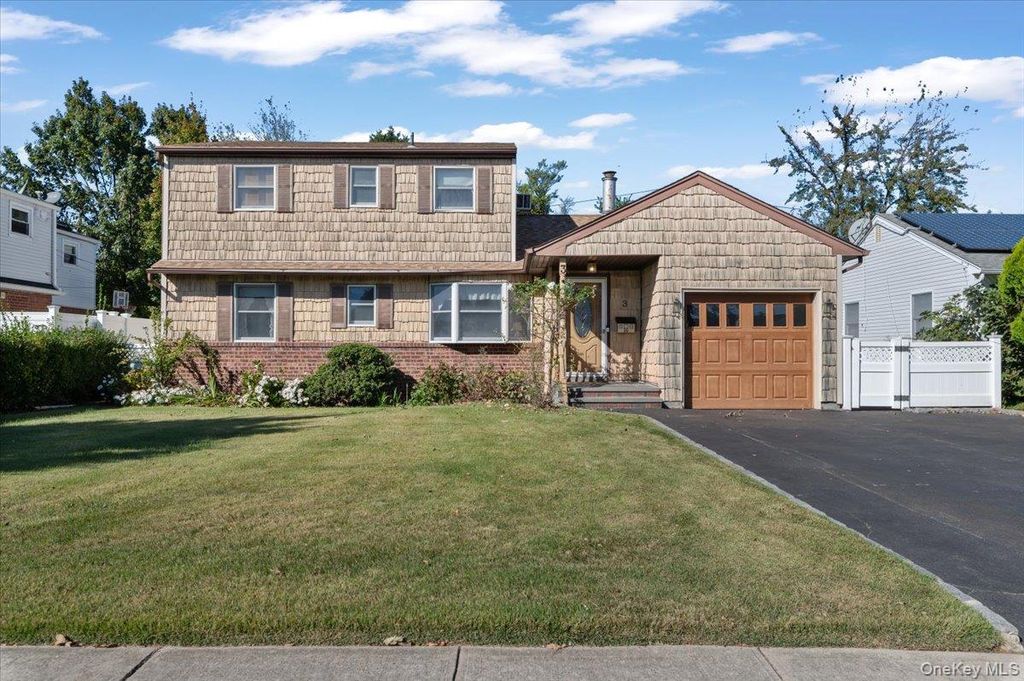 3 Surrey Lane, Bethpage, NY 11714