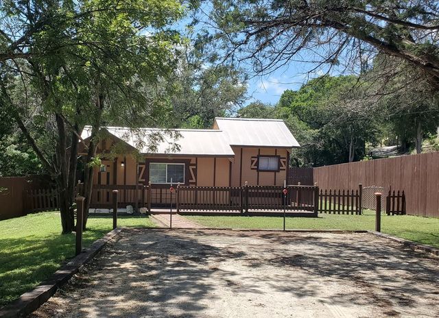 138 Grey Moss Ct, Ingram, TX 78025