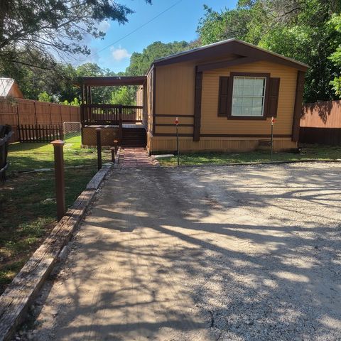 138 Grey Moss Ct, Ingram, TX 78025