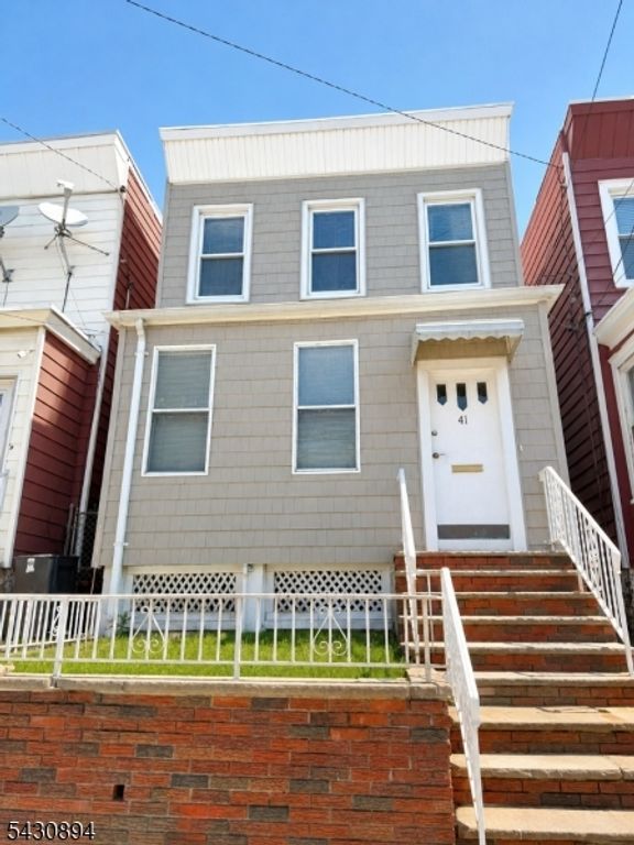 41 W 11Th St, Bayonne City, NJ 07002